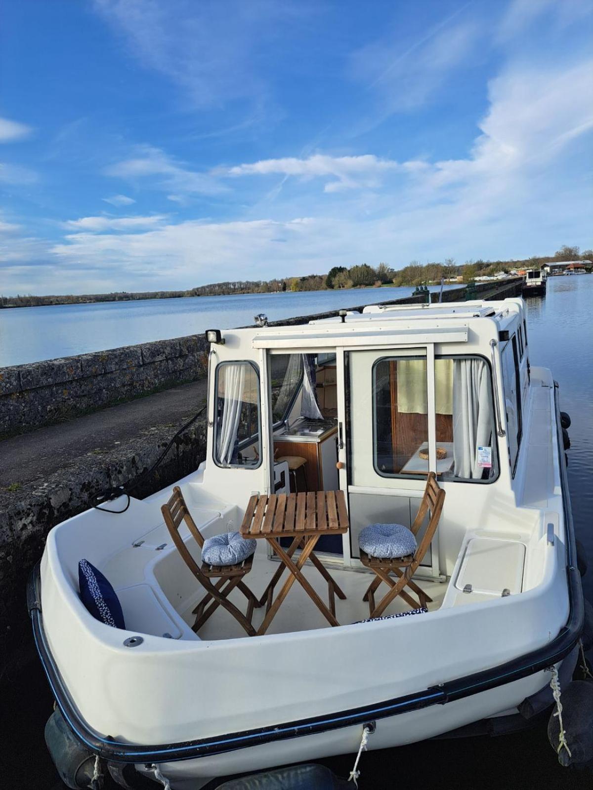 Bateau - Canal Du Nivernais Nievre Bateau-hôtel *